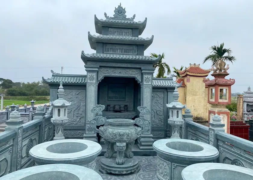 Lư hương và cột đèn khu lăng nhà họ Lê