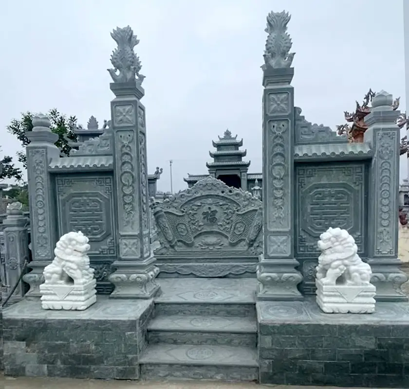 Đôi nghê đá trắng chấn giữ trước cổng khu lăng đá xanh rêu