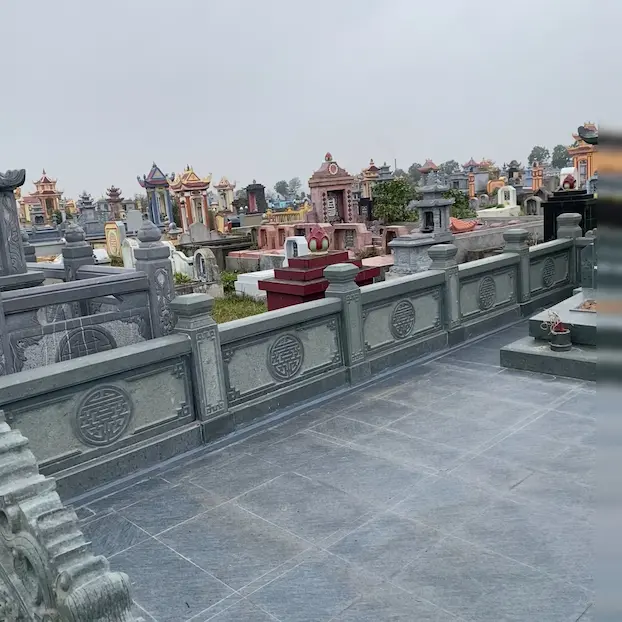 Hàng rào và đá lát hoa văn