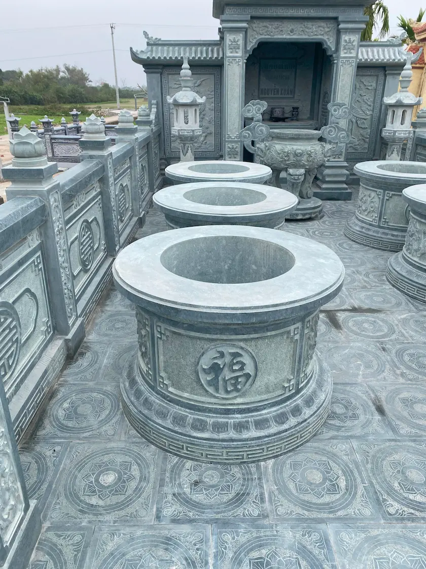 Mộ tròn đá xanh rêu Thanh Hóa