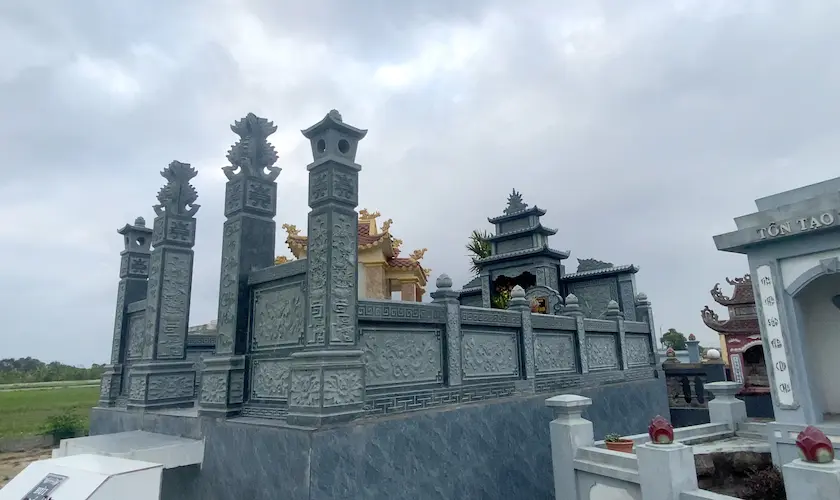 Rậu đá quanh khu lăng mộ đá xanh rêu